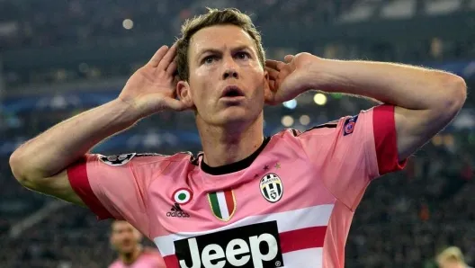 利希施泰纳：皮尔洛的纪律性让我惊讶，他场上从不吝惜跑动