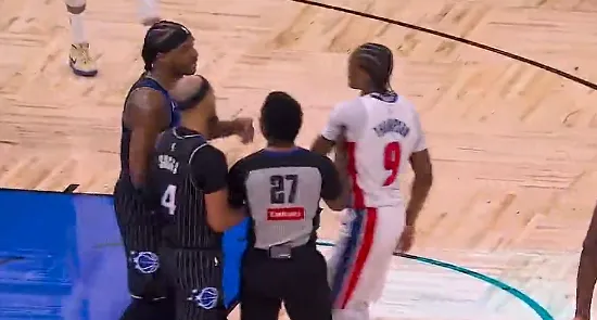 开云平台-卡特扣篮被吹进攻干扰球遭斯图尔特鼓掌挑衅，双方爆发口角